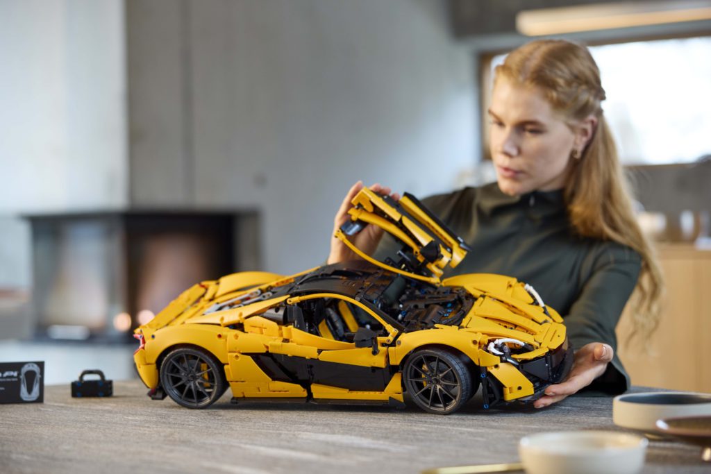 Lando Norris na okruhu Silverstone prověřil LEGO Technic McLaren P1 v životní velikosti