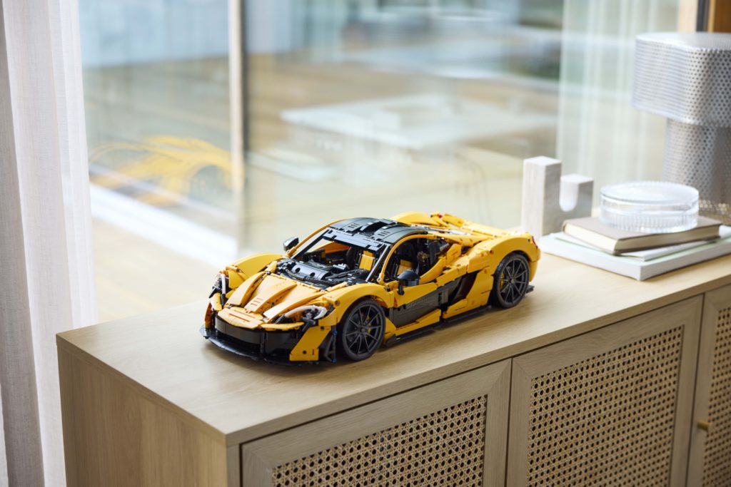 Lando Norris na okruhu Silverstone prověřil LEGO Technic McLaren P1 v životní velikosti