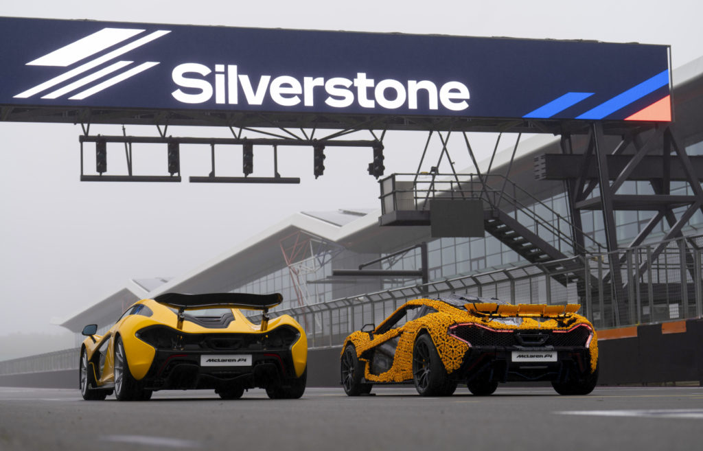 Lando Norris na okruhu Silverstone prověřil LEGO Technic McLaren P1 v životní velikosti