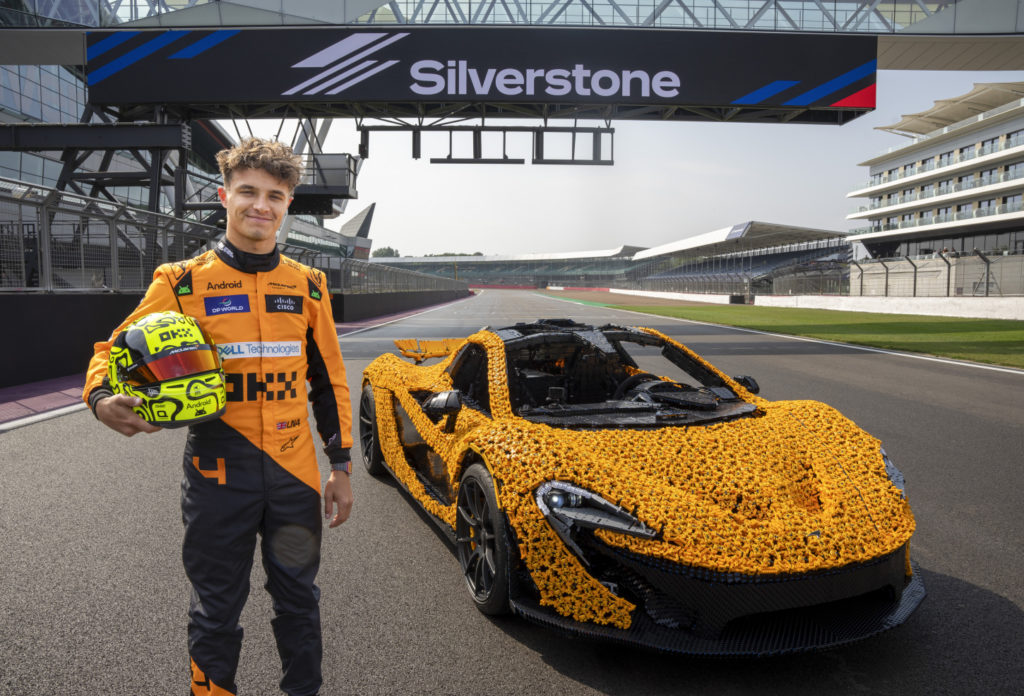 Lando Norris na okruhu Silverstone prověřil LEGO Technic McLaren P1 v životní velikosti