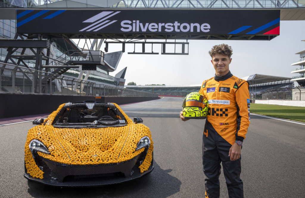 Lando Norris na okruhu Silverstone prověřil LEGO Technic McLaren P1 v životní velikosti