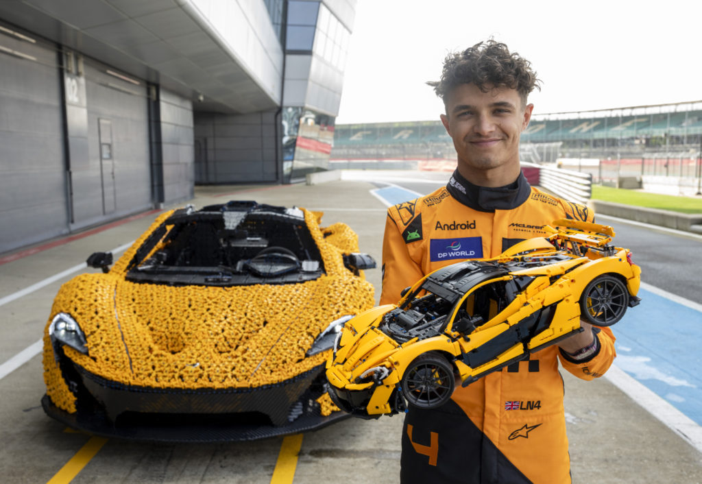 Lando Norris na okruhu Silverstone prověřil LEGO Technic McLaren P1 v životní velikosti