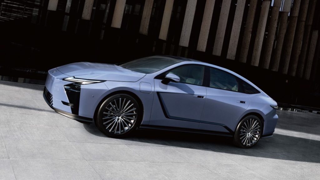 Lexus ES vzkříšen! Osmá generace míří do Evropy a přináší elektrickou revoluci Luxusu