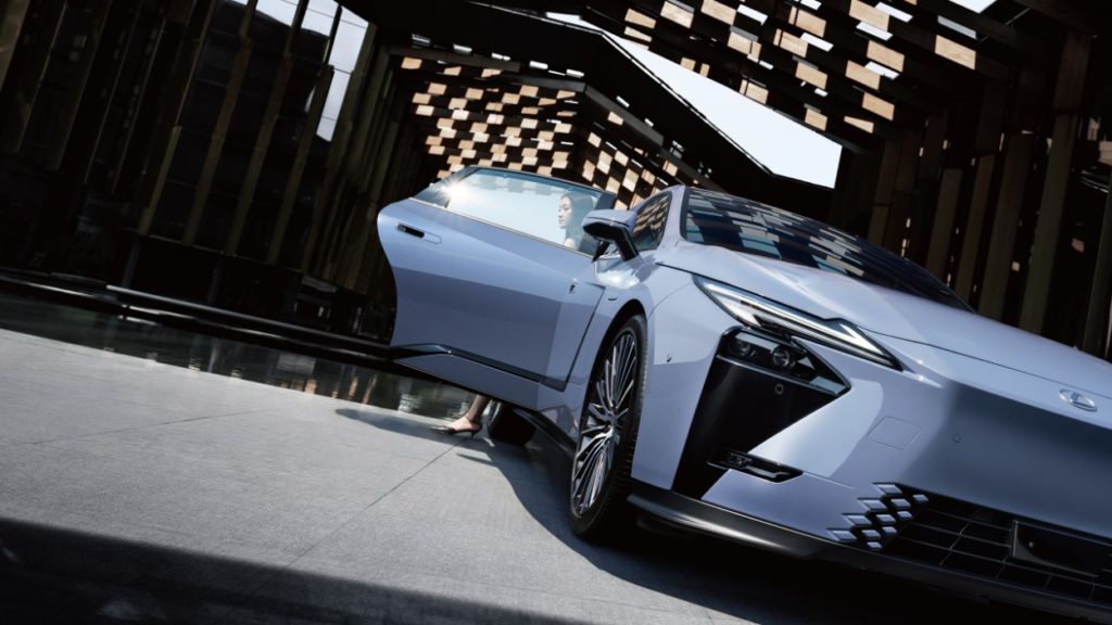 Lexus ES vzkříšen! Osmá generace míří do Evropy a přináší elektrickou revoluci Luxusu