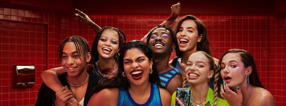 Podzim 2025 v beauty. Šťavnaté rty, panenkovský make-up a unavený look jako trend