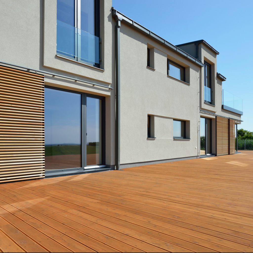 Dřevěné terasy: Jak vybrat tu pravou od materiálu po praktické tipy