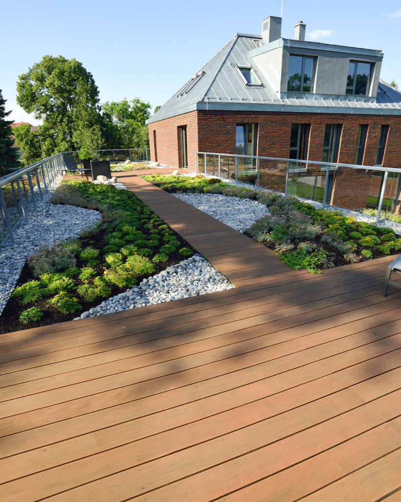 Dřevěné terasy: Jak vybrat tu pravou od materiálu po praktické tipy