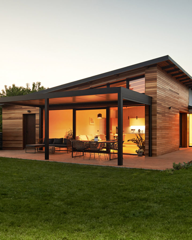 Dřevěné terasy: Jak vybrat tu pravou od materiálu po praktické tipy