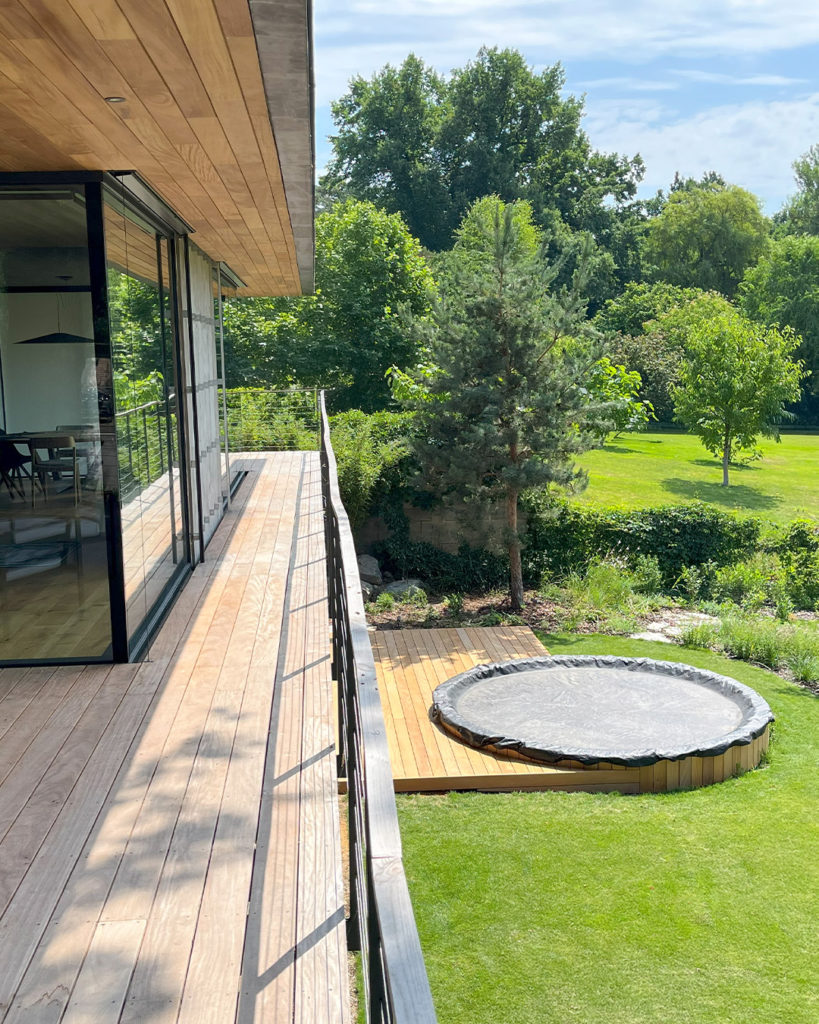 Dřevěné terasy: Jak vybrat tu pravou od materiálu po praktické tipy