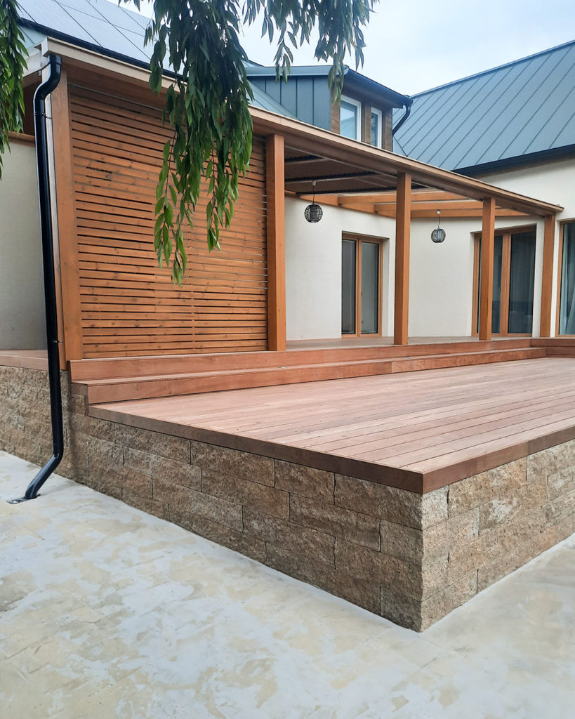 Dřevěné terasy: Jak vybrat tu pravou od materiálu po praktické tipy