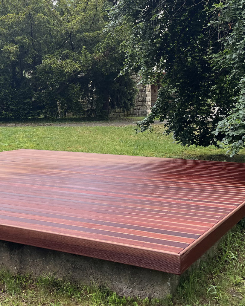 Dřevěné terasy: Jak vybrat tu pravou od materiálu po praktické tipy