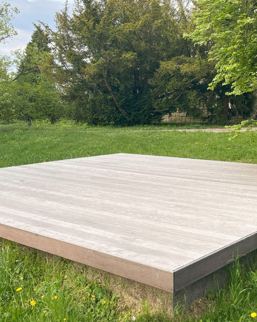 Dřevěné terasy: Jak vybrat tu pravou od materiálu po praktické tipy